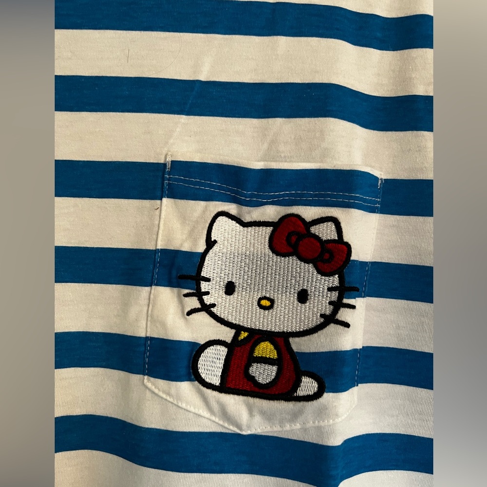 Hello kitty Large Tee. - Picture 2 of 4